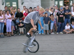 A performance artist dazzles the crowd in front of the Chateau Frontenac.